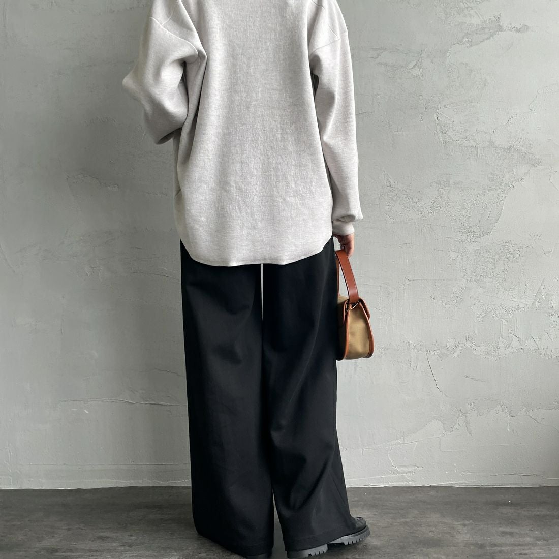 UNIVERSAL OVERALL [ユニバーサルオーバーオール] 別注 ポンチスウェットイージーパンツ [U2422601IN-JF] BLACK &&モデル身長：160cm 着用サイズ：M&&