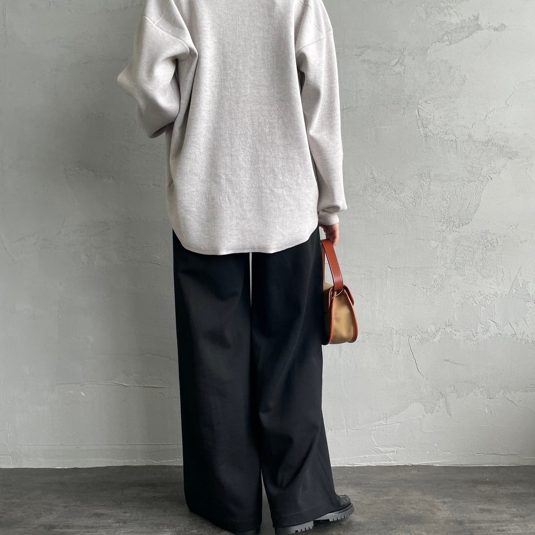 UNIVERSAL OVERALL [ユニバーサルオーバーオール] 別注 ポンチスウェットイージーパンツ [U2422601IN-JF] BLACK &&モデル身長：160cm 着用サイズ：M&&