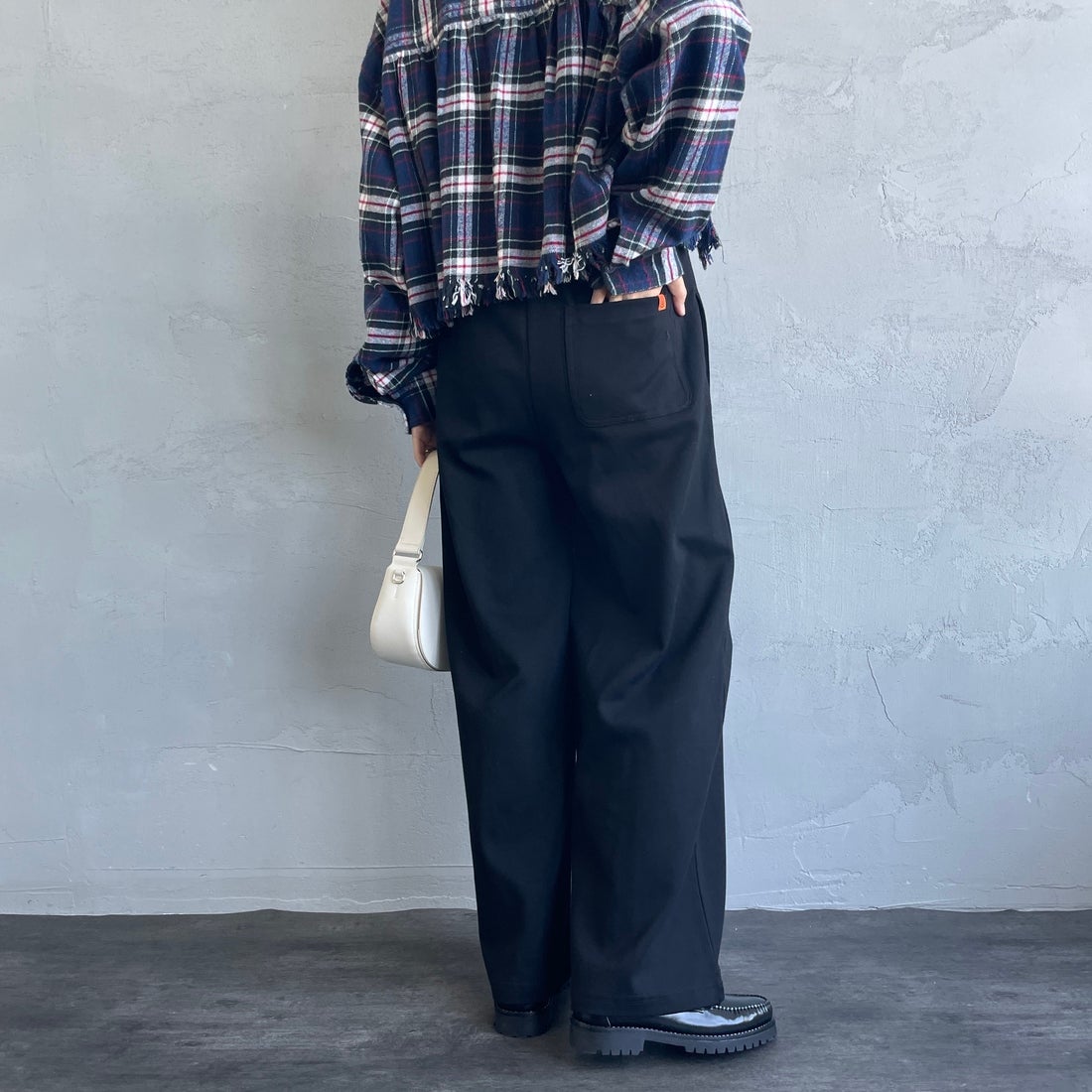 UNIVERSAL OVERALL [ユニバーサルオーバーオール] 別注 ポンチスウェットイージーパンツ [U2422601IN-JF] BLACK &&モデル身長：160cm 着用サイズ：S&&