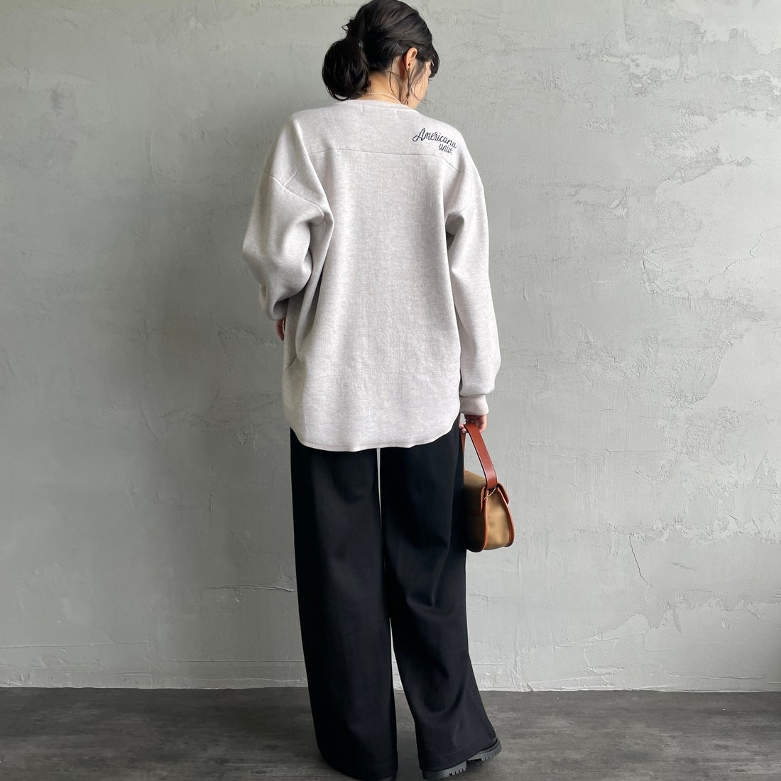 UNIVERSAL OVERALL [ユニバーサルオーバーオール] 別注 ポンチスウェットイージーパンツ [U2422601IN-JF] BLACK &&モデル身長：160cm 着用サイズ：M&&