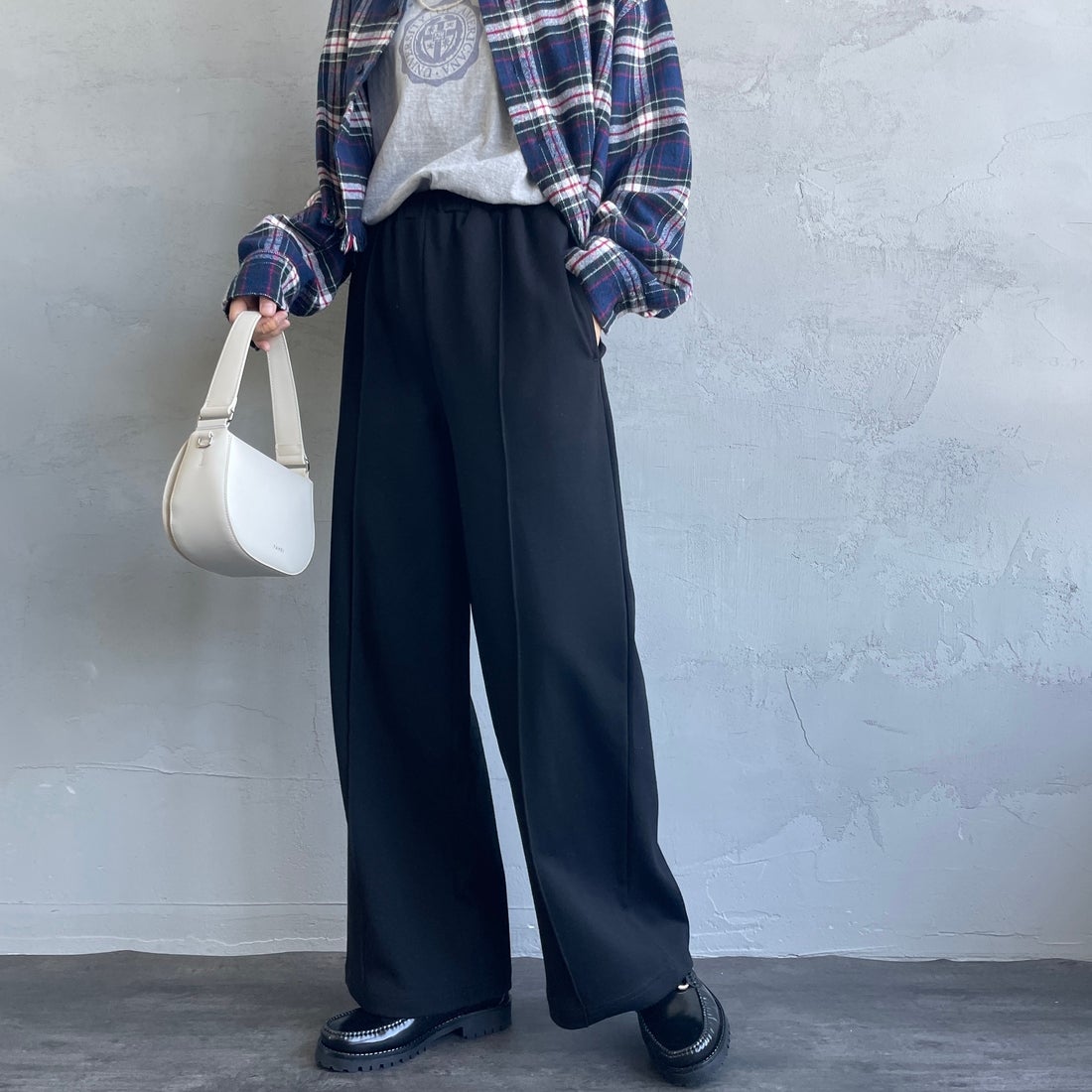 UNIVERSAL OVERALL [ユニバーサルオーバーオール] 別注 ポンチスウェットイージーパンツ [U2422601IN-JF] BLACK &&モデル身長：160cm 着用サイズ：S&&