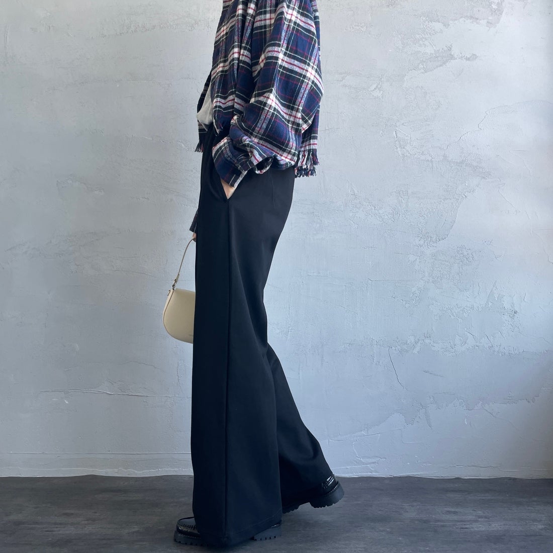 UNIVERSAL OVERALL [ユニバーサルオーバーオール] 別注 ポンチスウェットイージーパンツ [U2422601IN-JF] BLACK &&モデル身長：160cm 着用サイズ：S&&