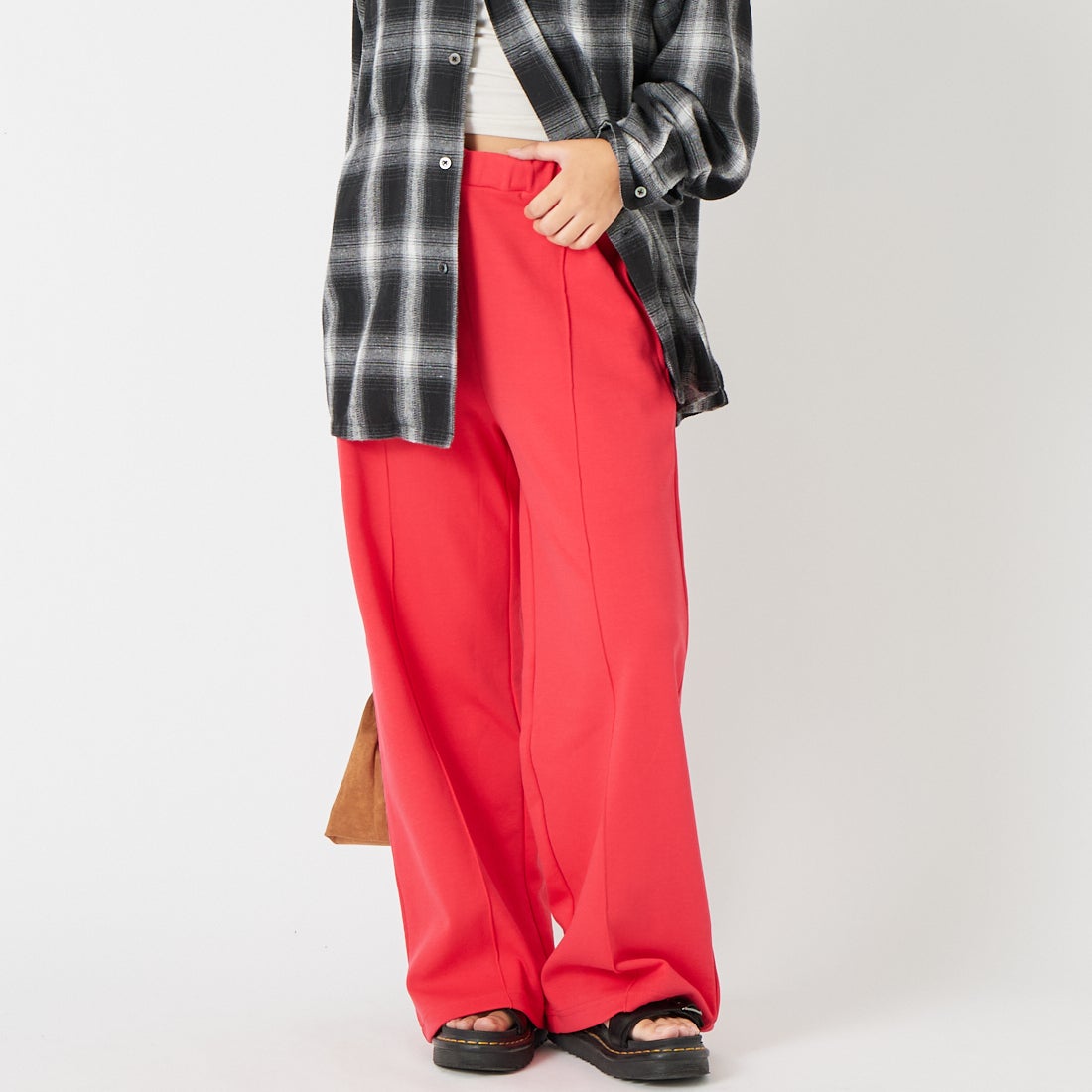 UNIVERSAL OVERALL [ユニバーサルオーバーオール] 別注 ポンチスウェットイージーパンツ [U2422601IN-JF] RED &&モデル身長：162cm 着用サイズ：S&&