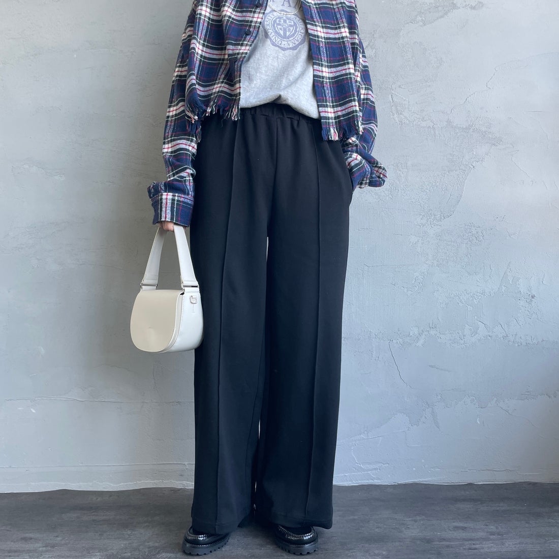 UNIVERSAL OVERALL [ユニバーサルオーバーオール] 別注 ポンチスウェットイージーパンツ [U2422601IN-JF] BLACK &&モデル身長：160cm 着用サイズ：S&&