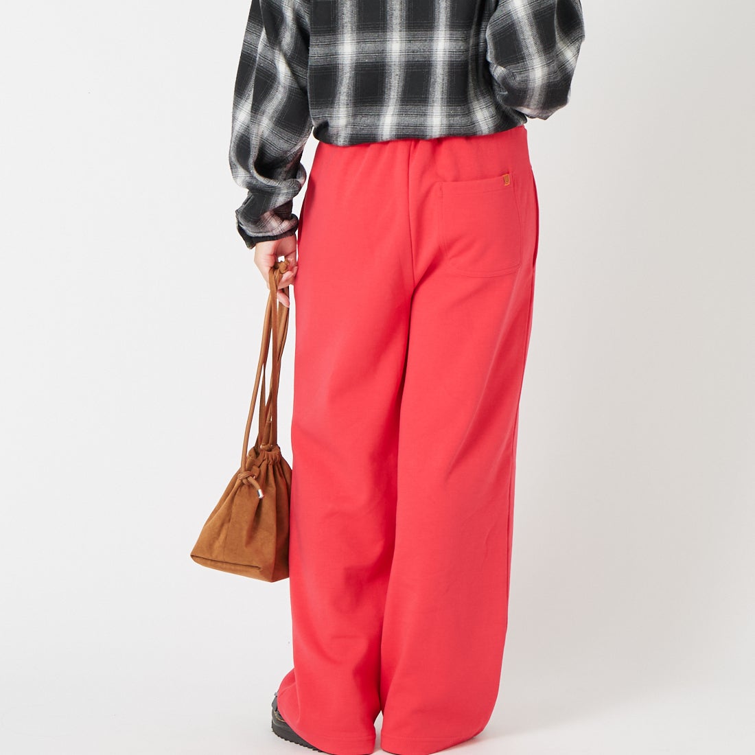 UNIVERSAL OVERALL [ユニバーサルオーバーオール] 別注 ポンチスウェットイージーパンツ [U2422601IN-JF] RED &&モデル身長：162cm 着用サイズ：S&&