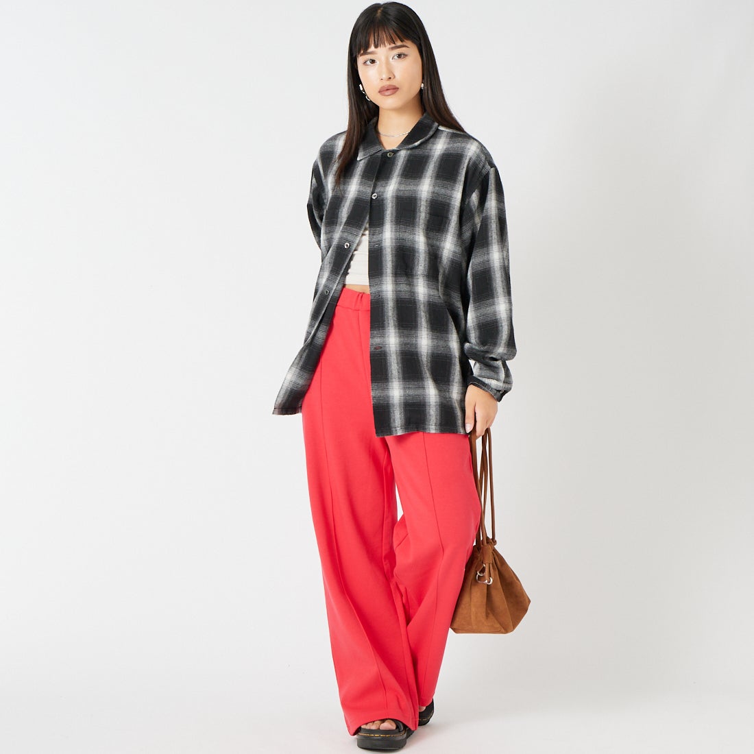 UNIVERSAL OVERALL [ユニバーサルオーバーオール] 別注 ポンチスウェットイージーパンツ [U2422601IN-JF] RED &&モデル身長：162cm 着用サイズ：S&&