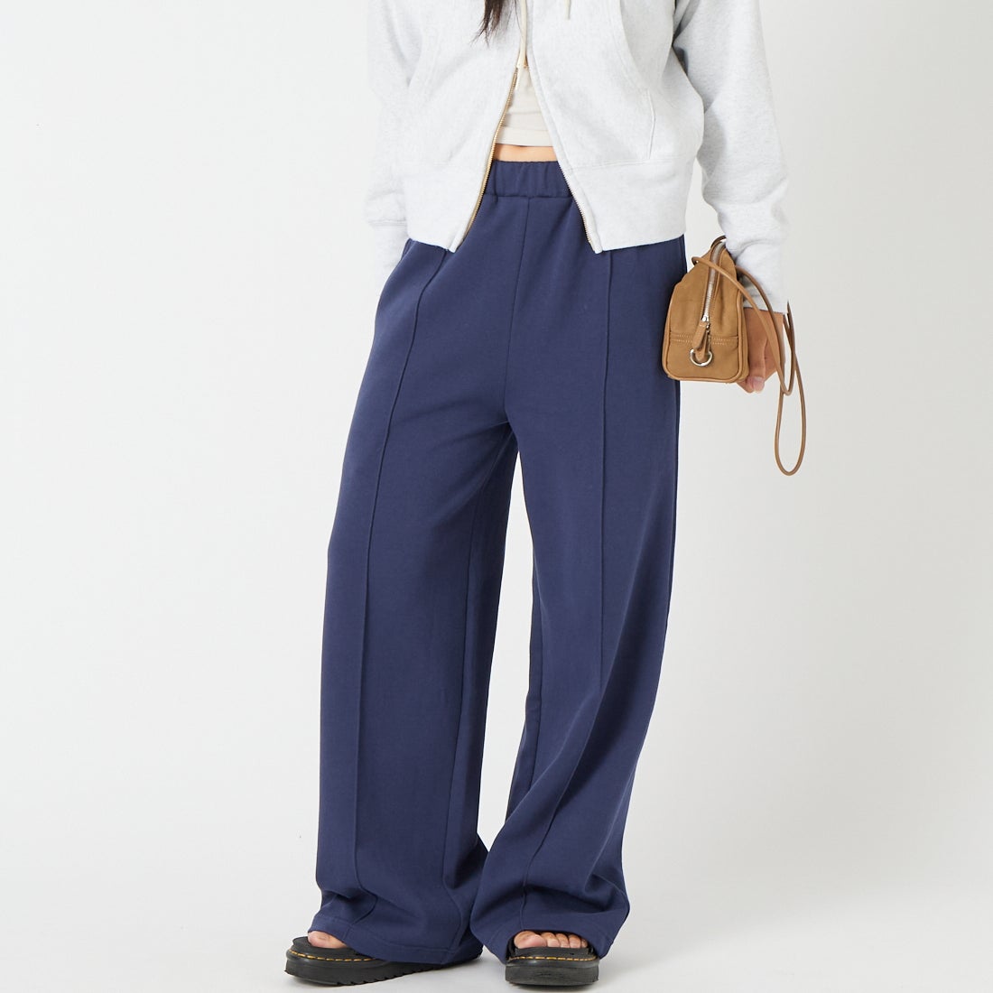 UNIVERSAL OVERALL [ユニバーサルオーバーオール] 別注 ポンチスウェットイージーパンツ [U2422601IN-JF] NAVY &&モデル身長：162cm 着用サイズ：S&&
