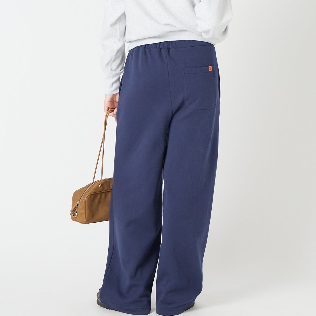 UNIVERSAL OVERALL [ユニバーサルオーバーオール] 別注 ポンチスウェットイージーパンツ [U2422601IN-JF] NAVY &&モデル身長：162cm 着用サイズ：S&&
