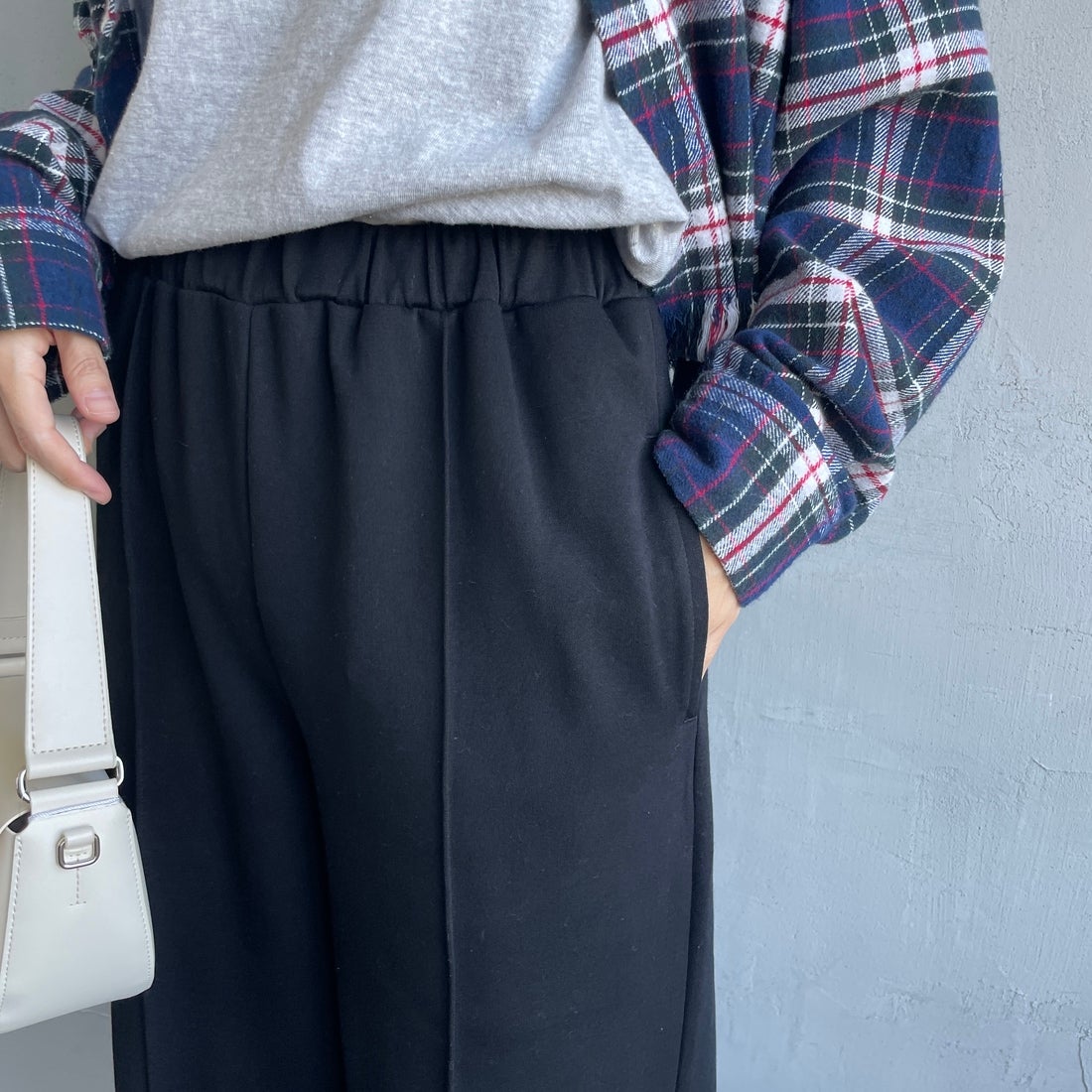 UNIVERSAL OVERALL [ユニバーサルオーバーオール] 別注 ポンチスウェットイージーパンツ [U2422601IN-JF] BLACK &&モデル身長：160cm 着用サイズ：S&&