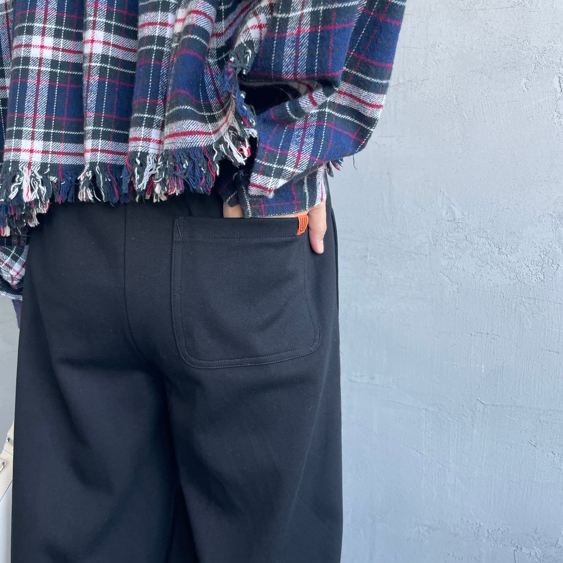 UNIVERSAL OVERALL [ユニバーサルオーバーオール] 別注 ポンチスウェットイージーパンツ [U2422601IN-JF] BLACK &&モデル身長：160cm 着用サイズ：S&&