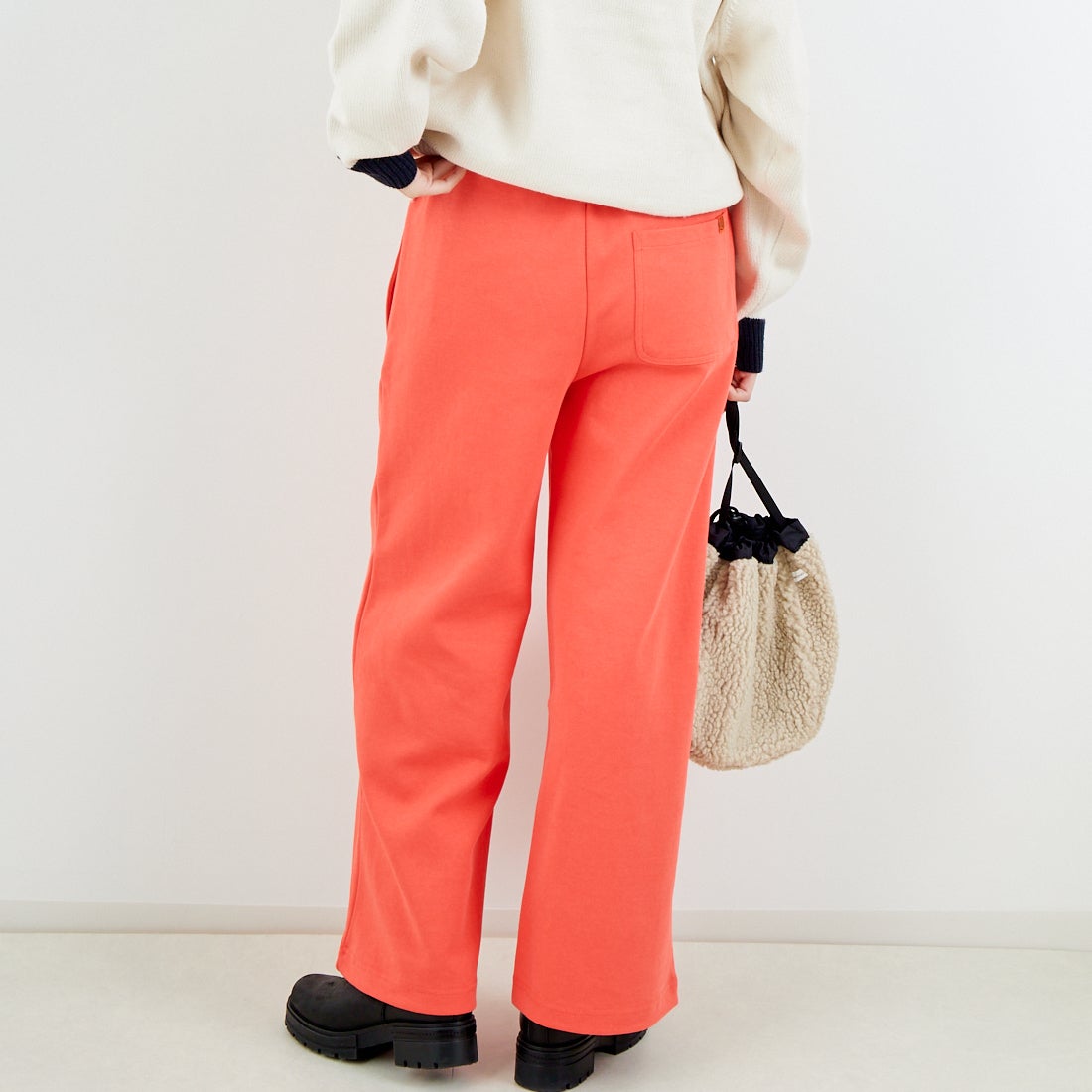 UNIVERSAL OVERALL [ユニバーサルオーバーオール] 別注 ポンチスウェットイージーパンツ [U2422601IN-JF] ORANGE &&モデル身長：162cm 着用サイズ：S&&