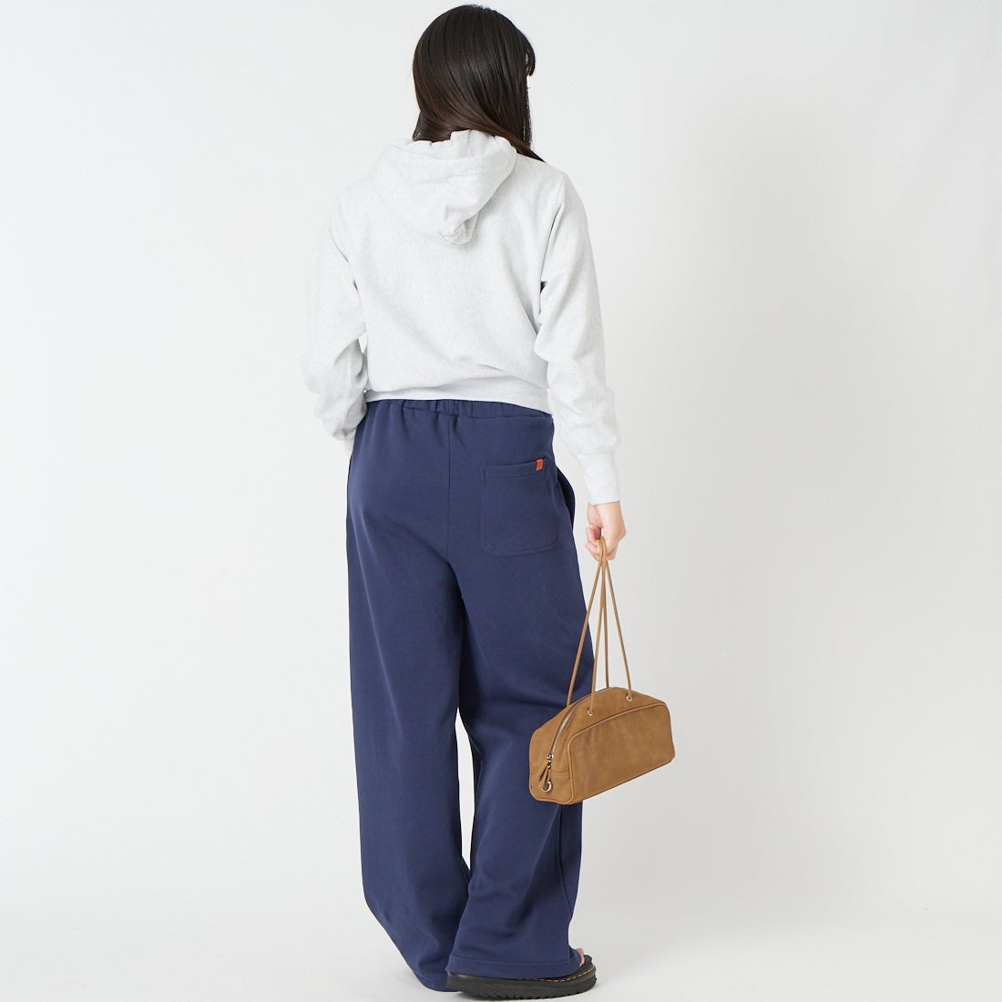 UNIVERSAL OVERALL [ユニバーサルオーバーオール] 別注 ポンチスウェットイージーパンツ [U2422601IN-JF] NAVY &&モデル身長：162cm 着用サイズ：S&&
