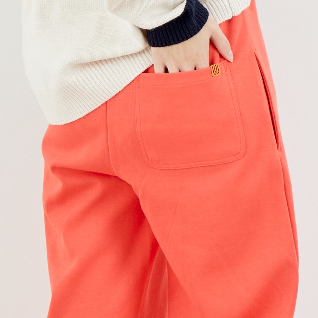UNIVERSAL OVERALL [ユニバーサルオーバーオール] 別注 ポンチスウェットイージーパンツ [U2422601IN-JF] ORANGE &&モデル身長：162cm 着用サイズ：S&&
