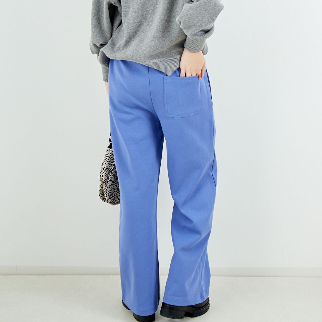 UNIVERSAL OVERALL [ユニバーサルオーバーオール] 別注 ポンチスウェットイージーパンツ [U2422601IN-JF] BLUE &&モデル身長：162cm 着用サイズ：S&&