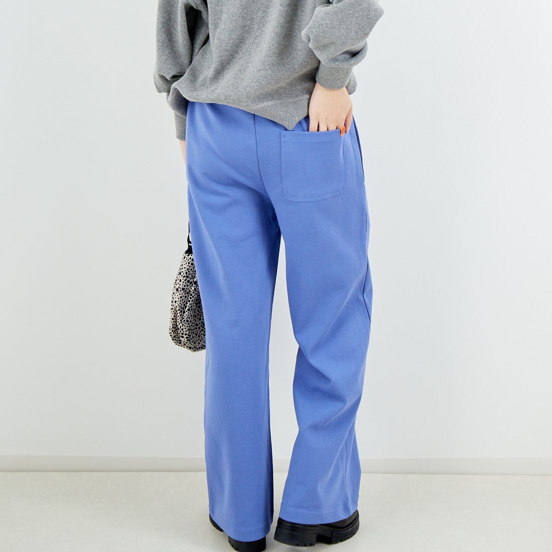 UNIVERSAL OVERALL [ユニバーサルオーバーオール] 別注 ポンチスウェットイージーパンツ [U2422601IN-JF] BLUE &&モデル身長：162cm 着用サイズ：S&&