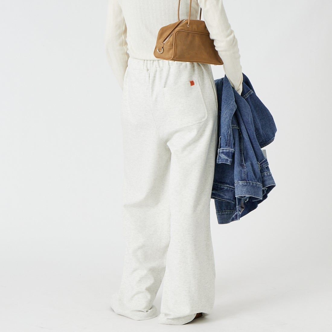 UNIVERSAL OVERALL [ユニバーサルオーバーオール] 別注 ポンチスウェットイージーパンツ [U2422601IN-JF] OATMEAL &&モデル身長：162cm 着用サイズ：M&&