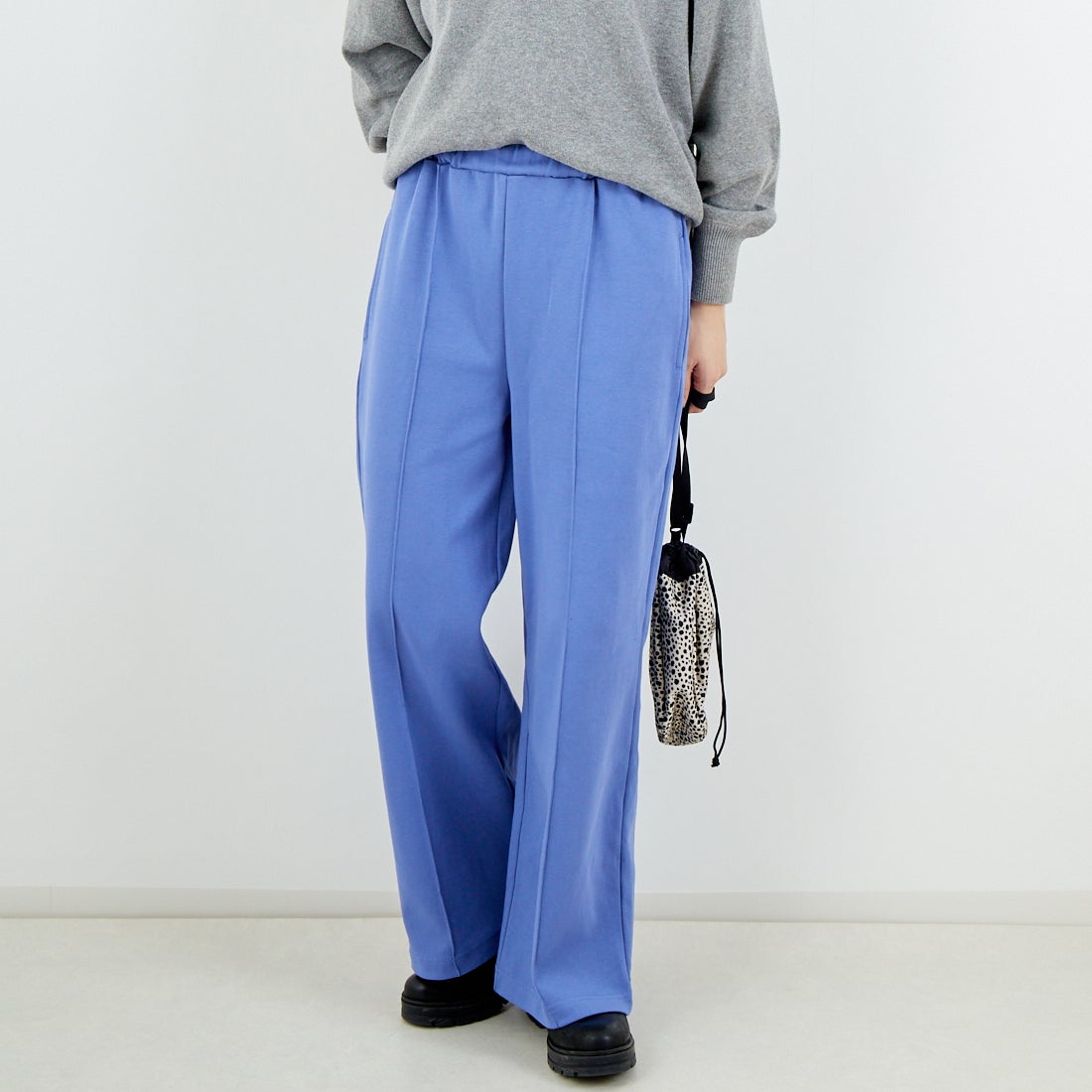 UNIVERSAL OVERALL [ユニバーサルオーバーオール] 別注 ポンチスウェットイージーパンツ [U2422601IN-JF] BLUE &&モデル身長：162cm 着用サイズ：S&&