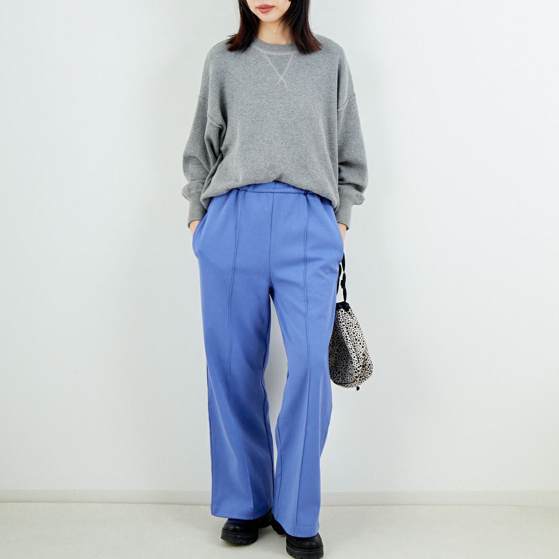 UNIVERSAL OVERALL [ユニバーサルオーバーオール] 別注 ポンチスウェットイージーパンツ [U2422601IN-JF] BLUE &&モデル身長：162cm 着用サイズ：S&&