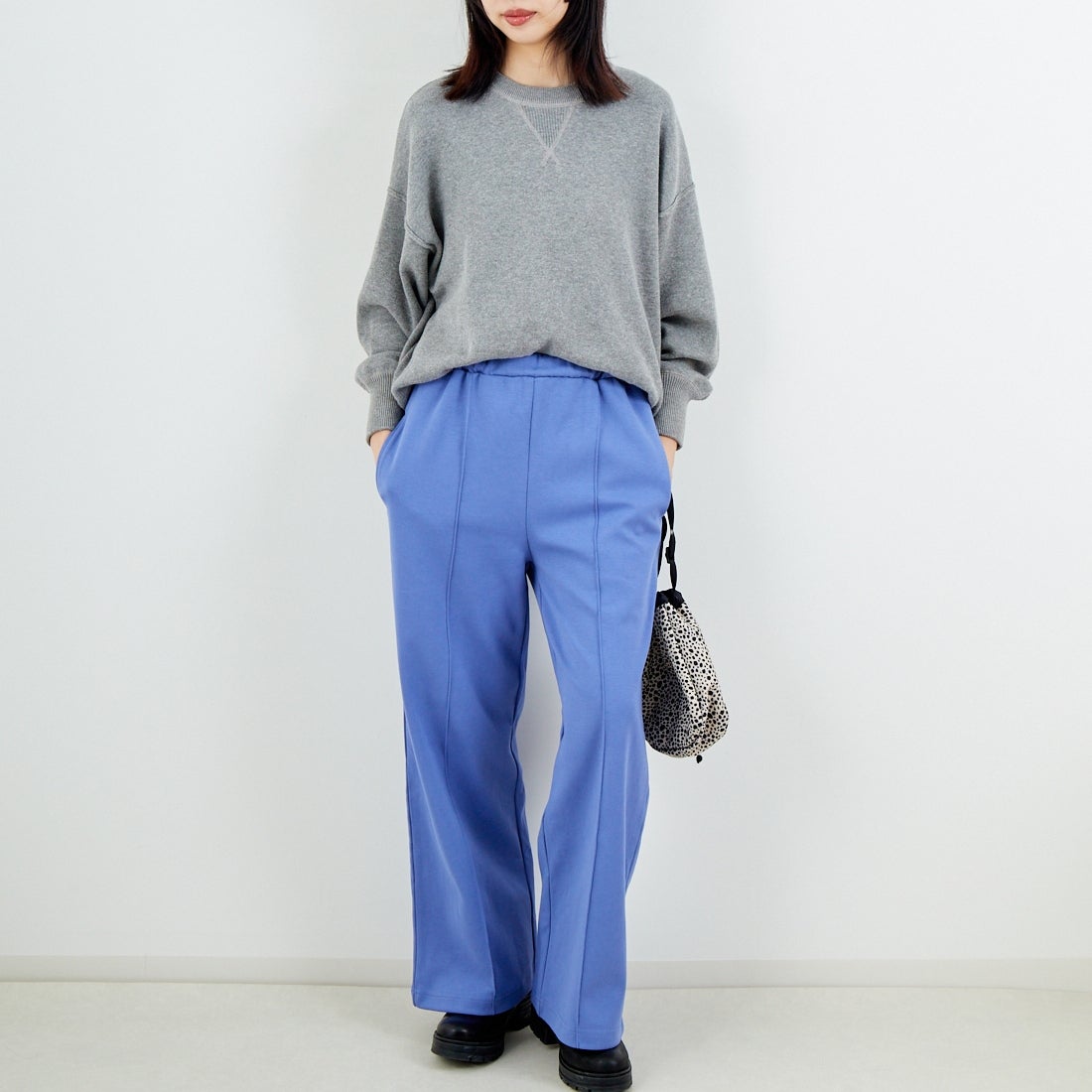 UNIVERSAL OVERALL [ユニバーサルオーバーオール] 別注 ポンチスウェットイージーパンツ [U2422601IN-JF] BLUE &&モデル身長：162cm 着用サイズ：S&&