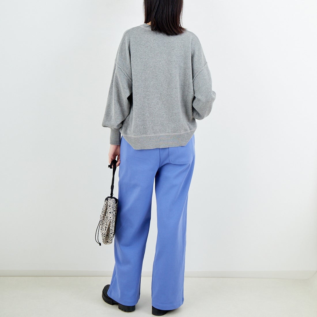 UNIVERSAL OVERALL [ユニバーサルオーバーオール] 別注 ポンチスウェットイージーパンツ [U2422601IN-JF] BLUE &&モデル身長：162cm 着用サイズ：S&&