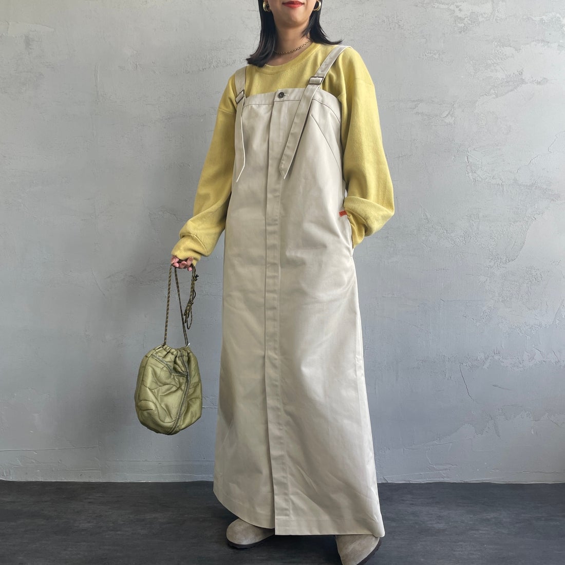 UNIVERSAL OVERALL [ユニバーサルオーバーオール] 別注 T/Cツイル ワークジャンパースカート [U2432710IN-JF] IVORY&&モデル身長：163cm 着用サイズ：F&&