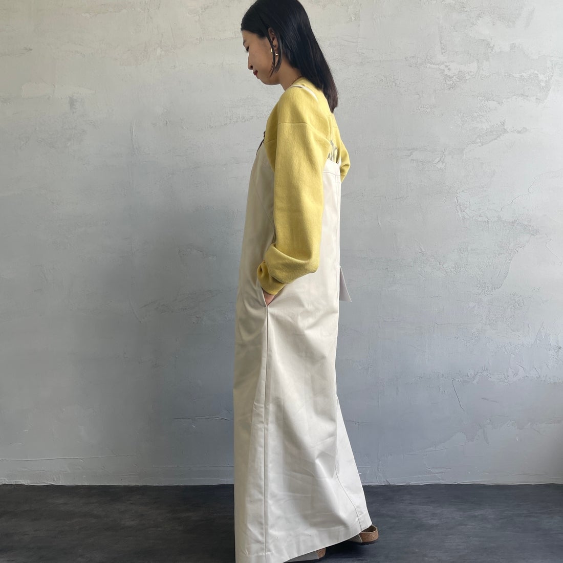 UNIVERSAL OVERALL [ユニバーサルオーバーオール] 別注 T/Cツイル ワークジャンパースカート [U2432710IN-JF] IVORY&&モデル身長：163cm 着用サイズ：F&&