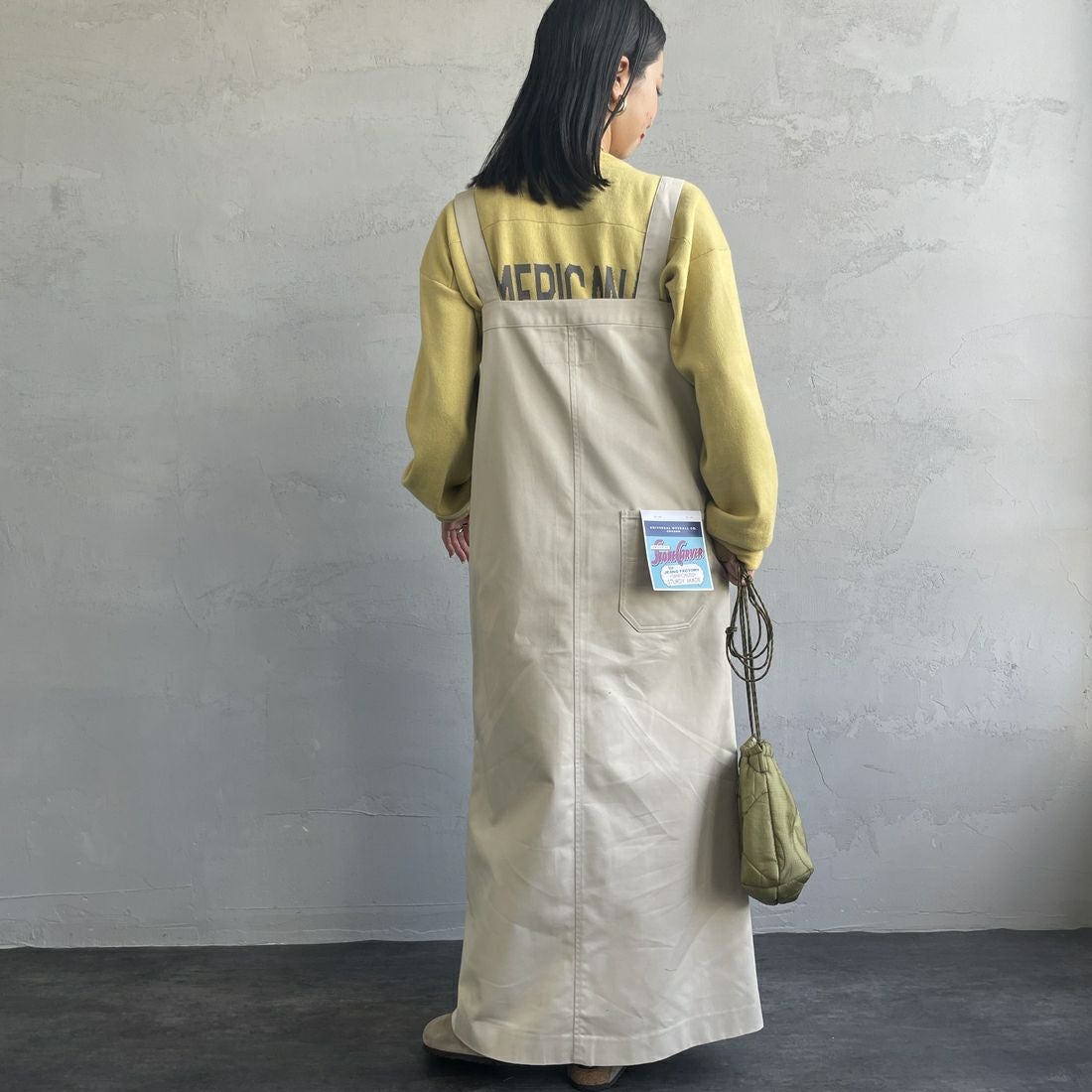 UNIVERSAL OVERALL [ユニバーサルオーバーオール] 別注 T/Cツイル ワークジャンパースカート [U2432710IN-JF] IVORY&&モデル身長：163cm 着用サイズ：F&&