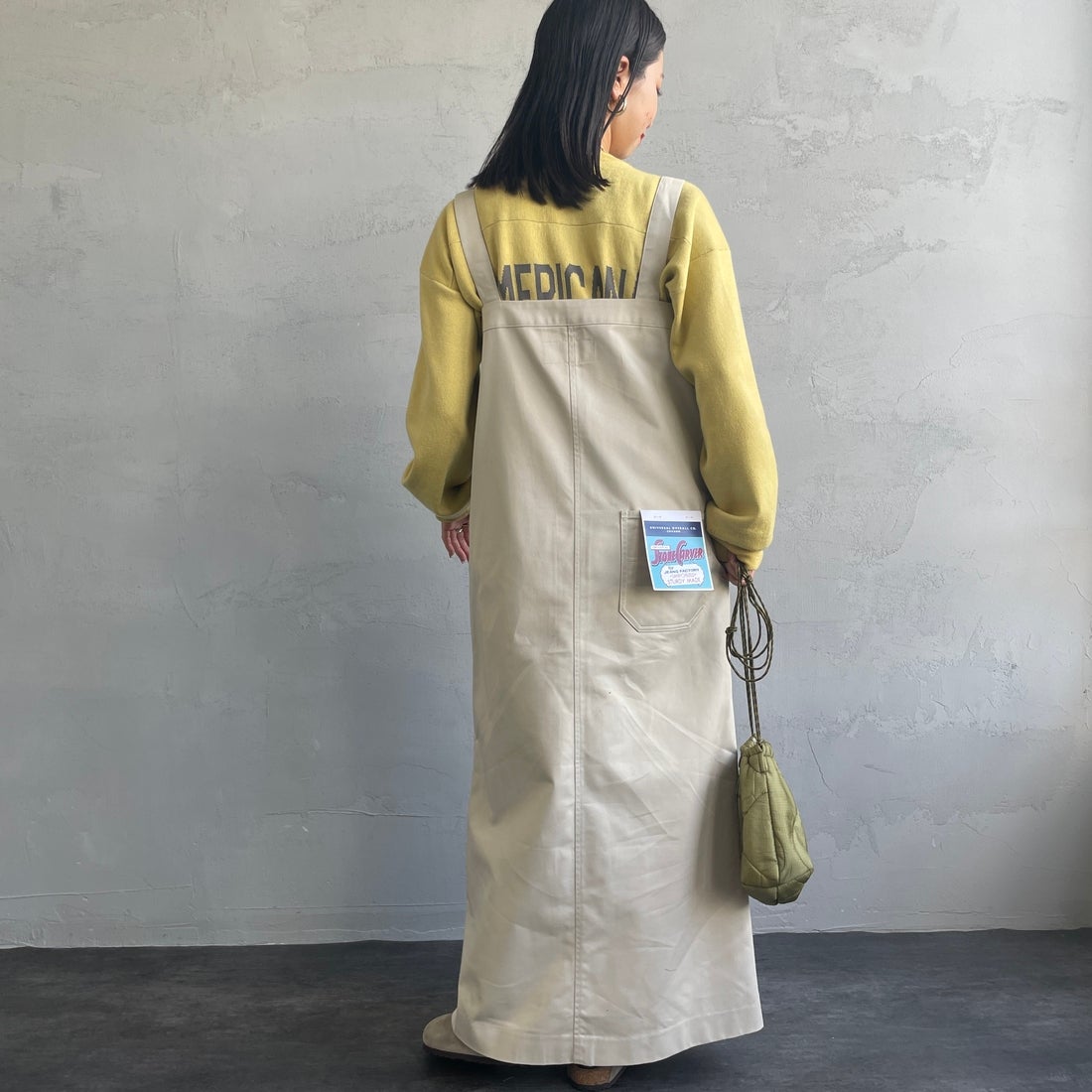 UNIVERSAL OVERALL [ユニバーサルオーバーオール] 別注 T/Cツイル ワークジャンパースカート [U2432710IN-JF] IVORY&&モデル身長：163cm 着用サイズ：F&&