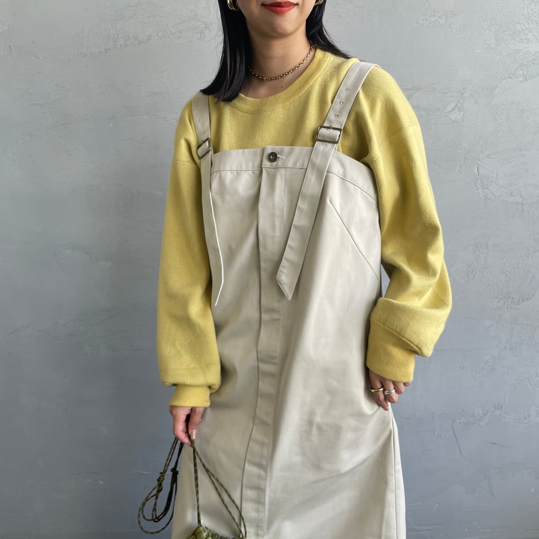 UNIVERSAL OVERALL [ユニバーサルオーバーオール] 別注 T/Cツイル ワークジャンパースカート [U2432710IN-JF] IVORY&&モデル身長：163cm 着用サイズ：F&&