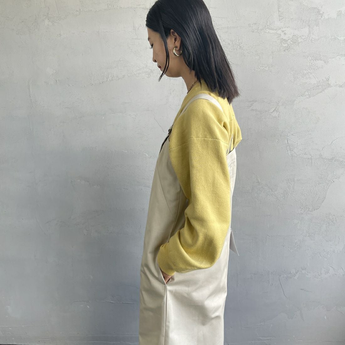 UNIVERSAL OVERALL [ユニバーサルオーバーオール] 別注 T/Cツイル ワークジャンパースカート [U2432710IN-JF] IVORY&&モデル身長：163cm 着用サイズ：F&&