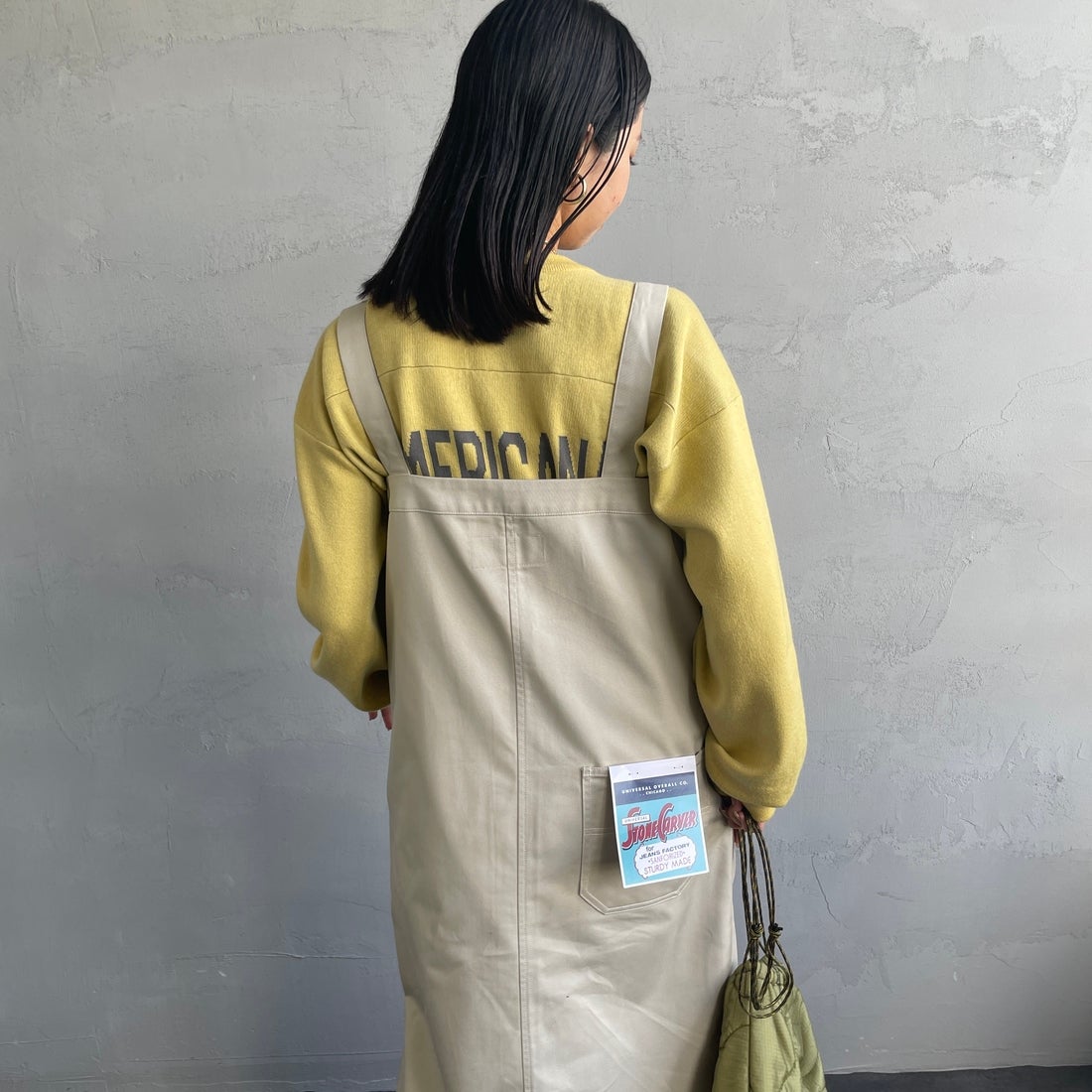 UNIVERSAL OVERALL [ユニバーサルオーバーオール] 別注 T/Cツイル ワークジャンパースカート [U2432710IN-JF] IVORY&&モデル身長：163cm 着用サイズ：F&&