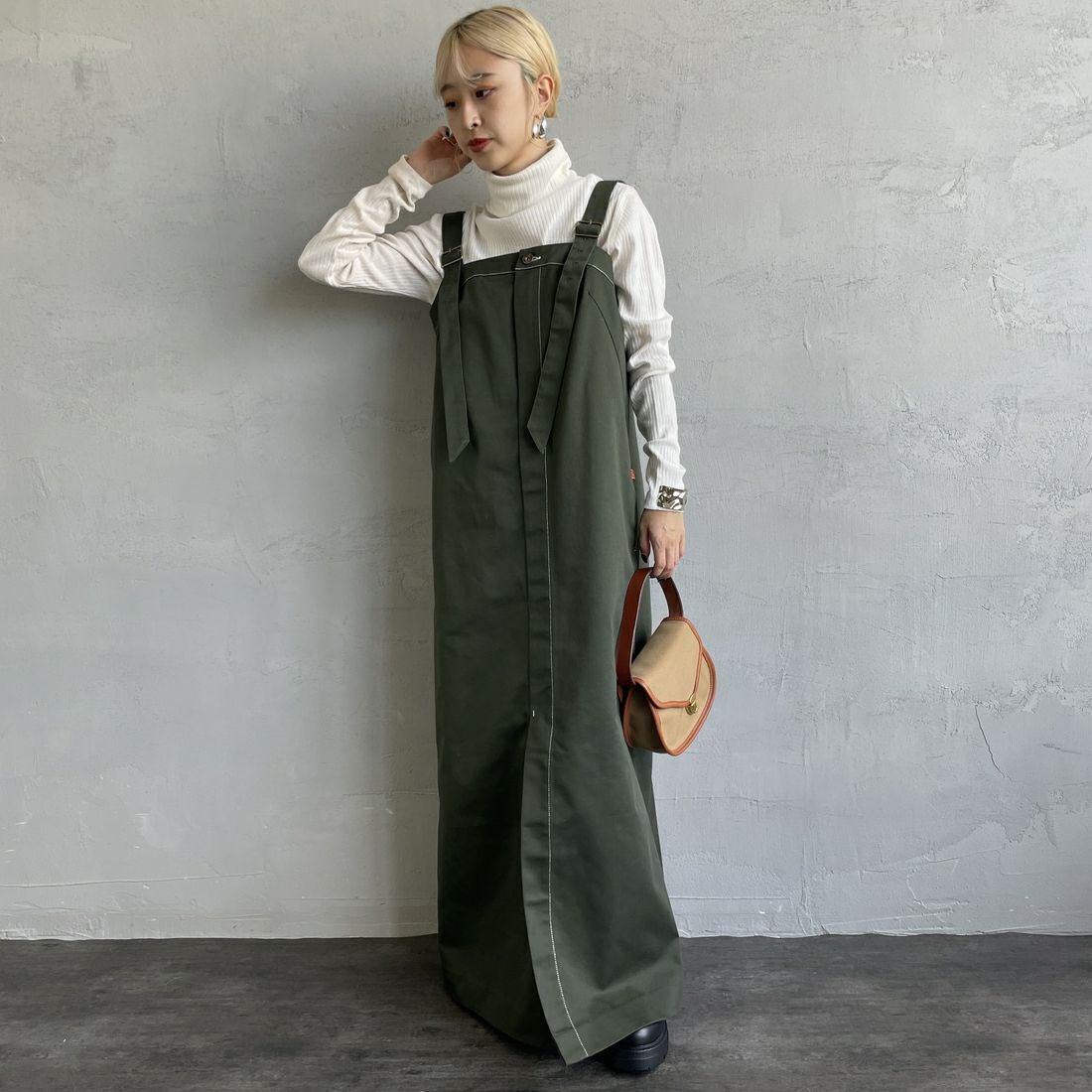 UNIVERSAL OVERALL [ユニバーサルオーバーオール] 別注 T/Cツイル ワークジャンパースカート [U2432710IN-JF] KHAKI&&モデル身長：150cm 着用サイズ：F&&