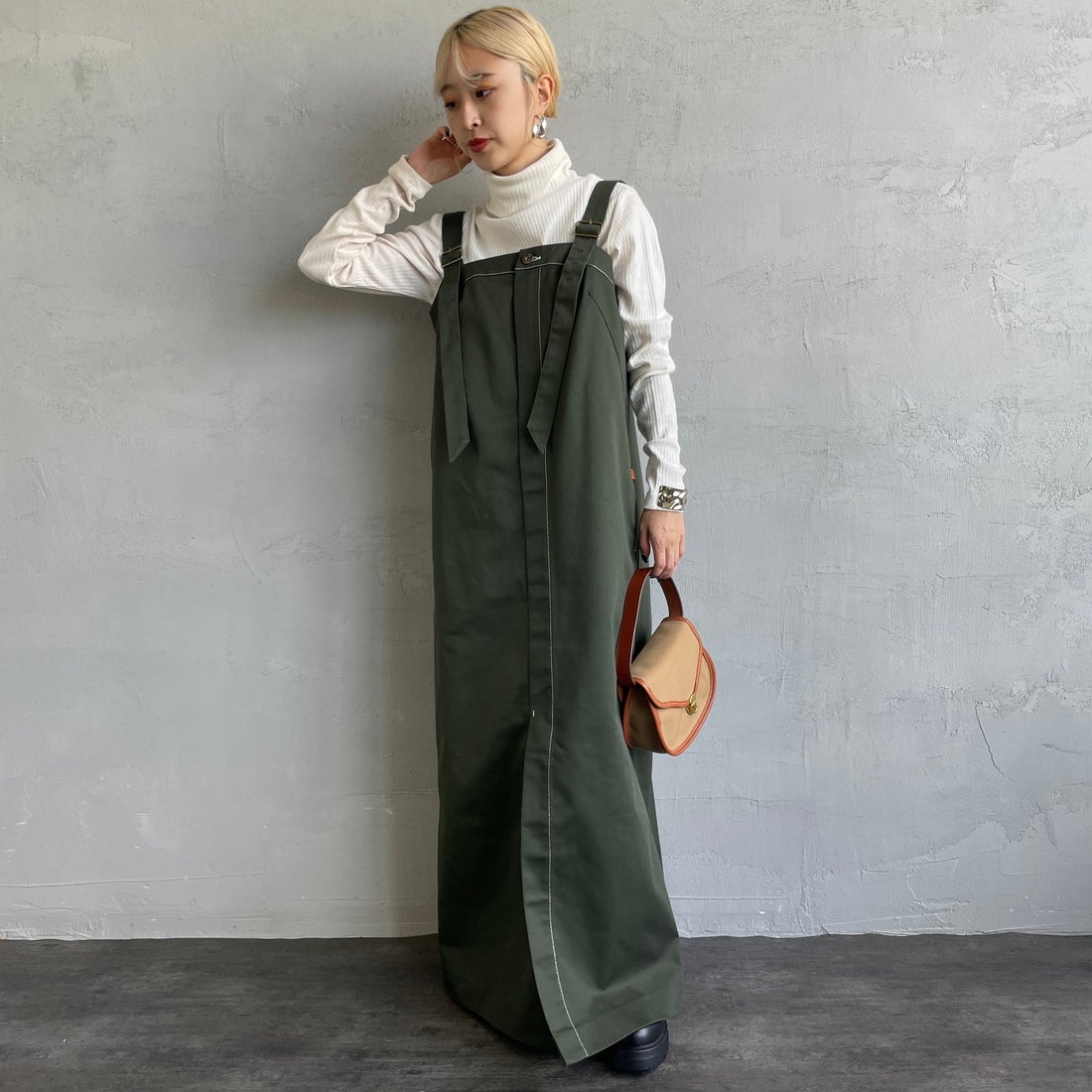 UNIVERSAL OVERALL [ユニバーサルオーバーオール] 別注 T/Cツイル ワークジャンパースカート [U2432710IN-JF] KHAKI&&モデル身長：150cm 着用サイズ：F&&