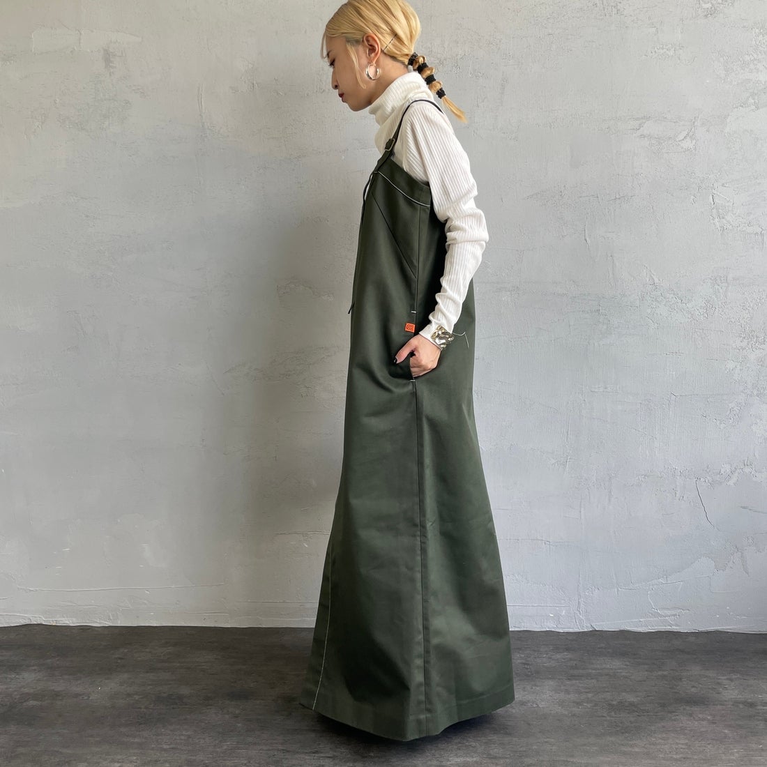 UNIVERSAL OVERALL [ユニバーサルオーバーオール] 別注 T/Cツイル ワークジャンパースカート [U2432710IN-JF] KHAKI&&モデル身長：150cm 着用サイズ：F&&