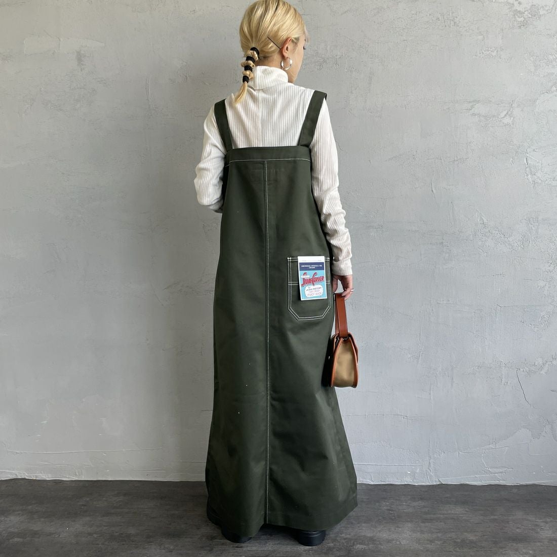 UNIVERSAL OVERALL [ユニバーサルオーバーオール] 別注 T/Cツイル ワークジャンパースカート [U2432710IN-JF] KHAKI&&モデル身長：150cm 着用サイズ：F&&