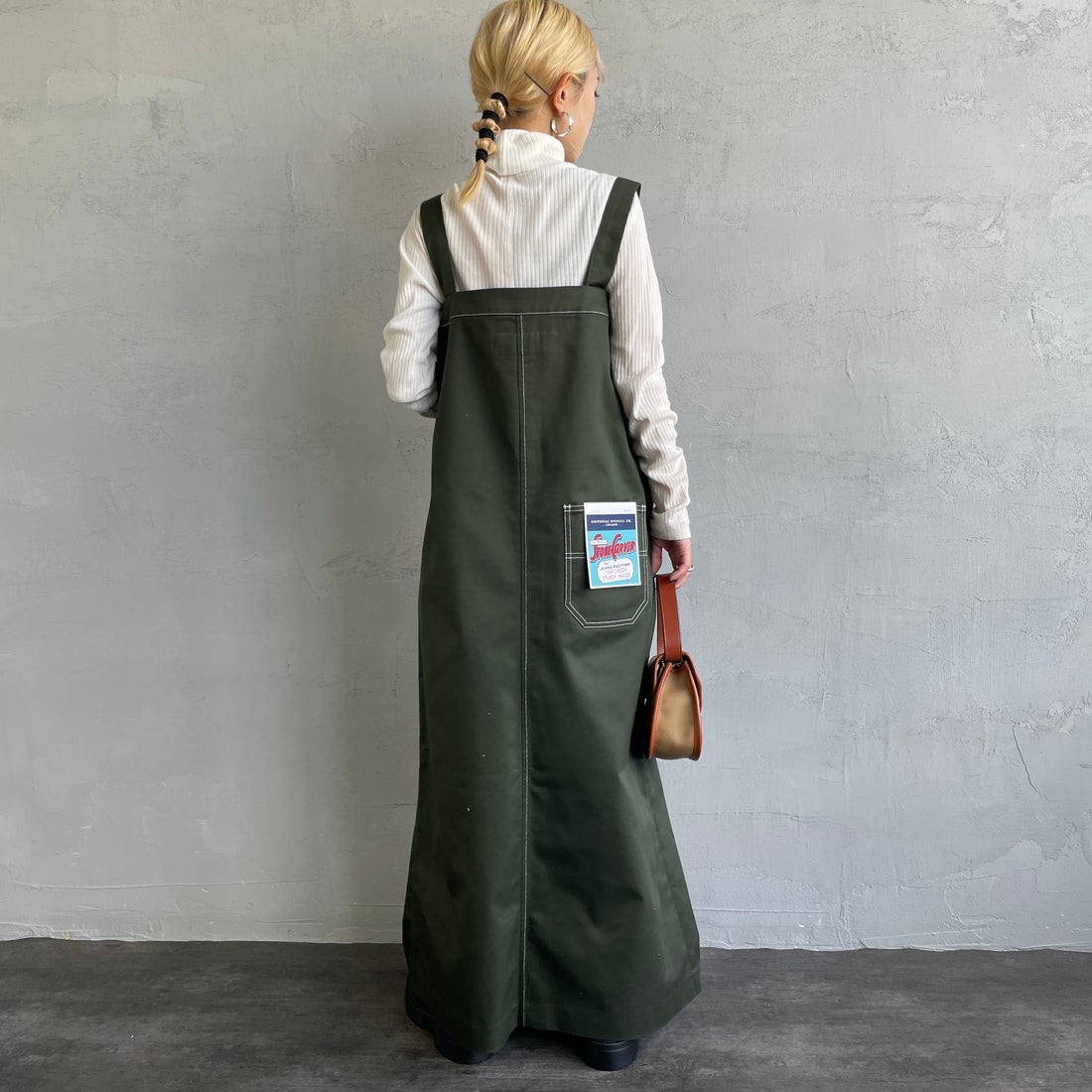 UNIVERSAL OVERALL [ユニバーサルオーバーオール] 別注 T/Cツイル ワークジャンパースカート [U2432710IN-JF] KHAKI&&モデル身長：150cm 着用サイズ：F&&