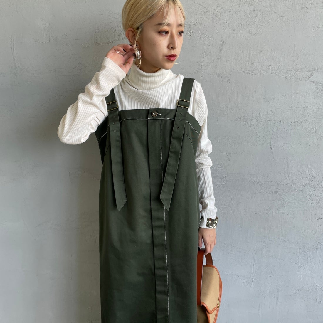 UNIVERSAL OVERALL [ユニバーサルオーバーオール] 別注 T/Cツイル ワークジャンパースカート [U2432710IN-JF] KHAKI&&モデル身長：150cm 着用サイズ：F&&