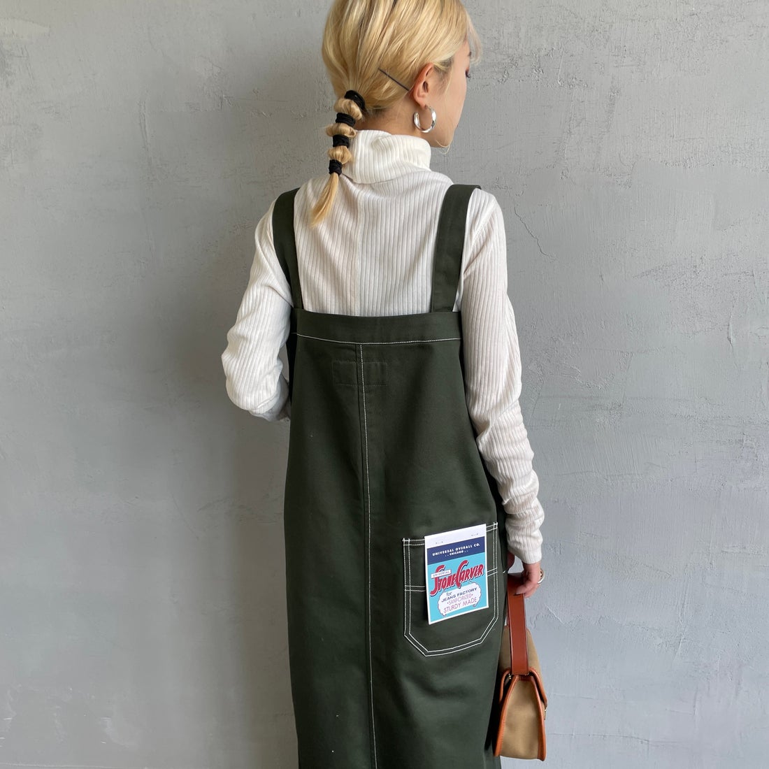 UNIVERSAL OVERALL [ユニバーサルオーバーオール] 別注 T/Cツイル ワークジャンパースカート [U2432710IN-JF] KHAKI&&モデル身長：150cm 着用サイズ：F&&
