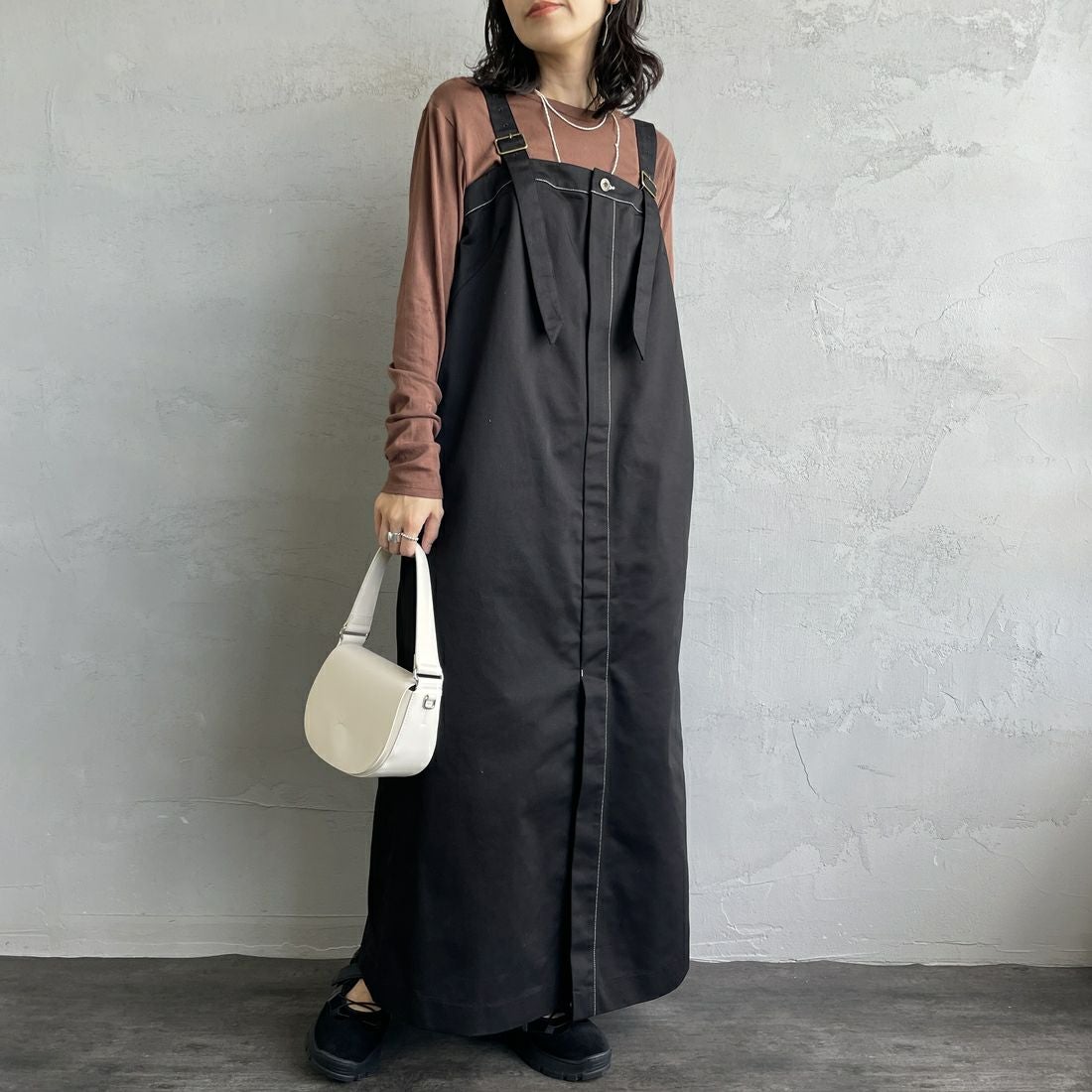 UNIVERSAL OVERALL [ユニバーサルオーバーオール] 別注 T/Cツイル ワークジャンパースカート [U2432710IN-JF] BLACK&&モデル身長：160cm 着用サイズ：F&&