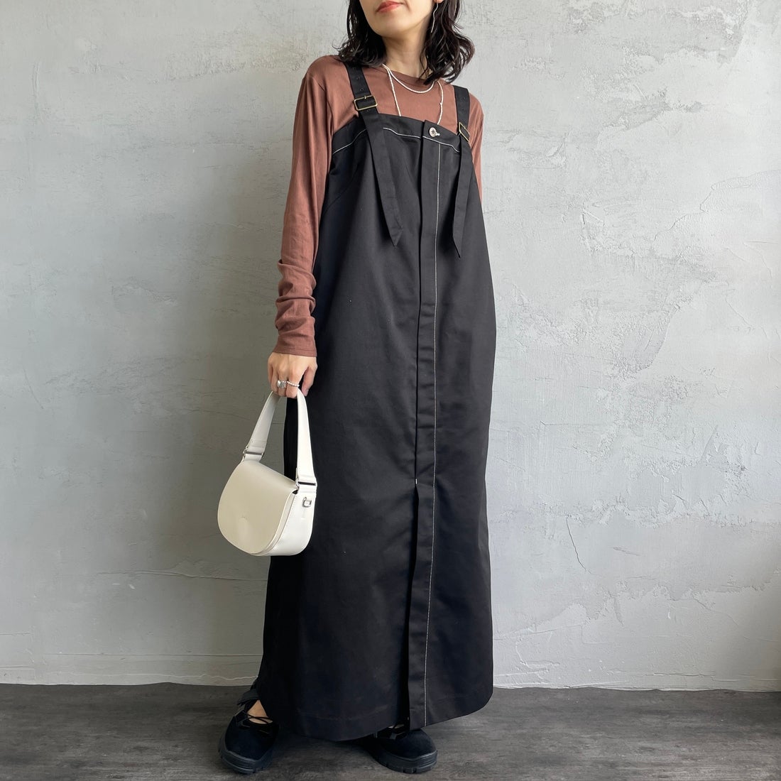 UNIVERSAL OVERALL [ユニバーサルオーバーオール] 別注 T/Cツイル ワークジャンパースカート [U2432710IN-JF] BLACK&&モデル身長：160cm 着用サイズ：F&&