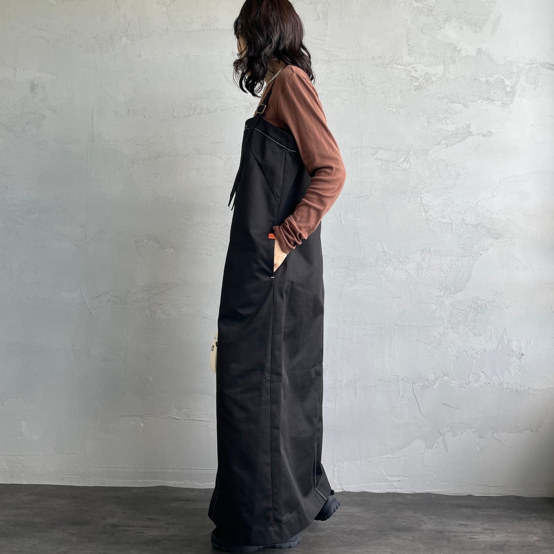 UNIVERSAL OVERALL [ユニバーサルオーバーオール] 別注 T/Cツイル ワークジャンパースカート [U2432710IN-JF] BLACK&&モデル身長：160cm 着用サイズ：F&&