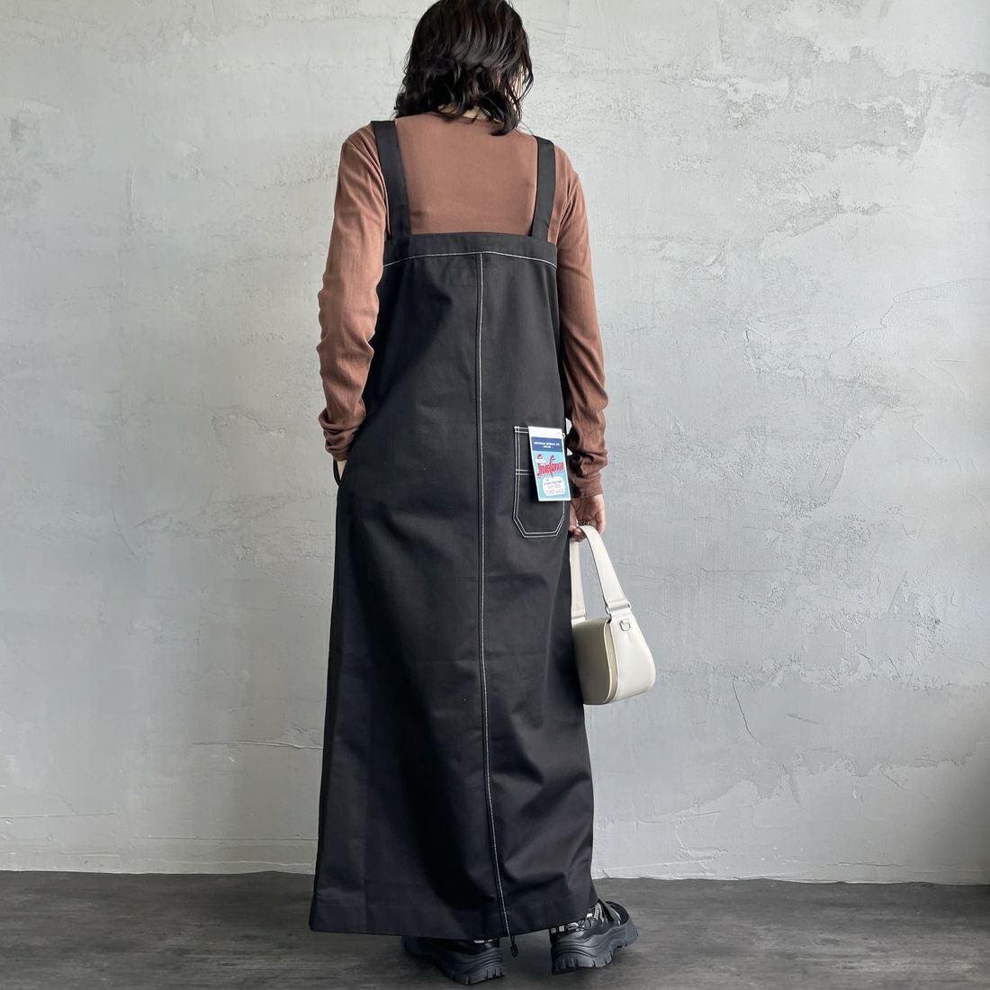 UNIVERSAL OVERALL [ユニバーサルオーバーオール] 別注 T/Cツイル ワークジャンパースカート [U2432710IN-JF] BLACK&&モデル身長：160cm 着用サイズ：F&&