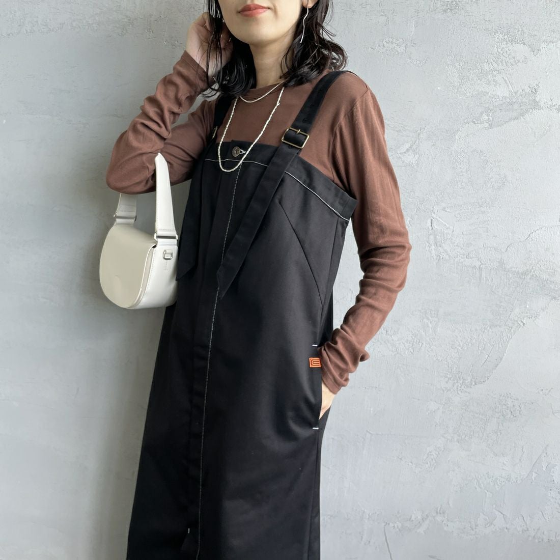 UNIVERSAL OVERALL [ユニバーサルオーバーオール] 別注 T/Cツイル ワークジャンパースカート [U2432710IN-JF] BLACK&&モデル身長：160cm 着用サイズ：F&&