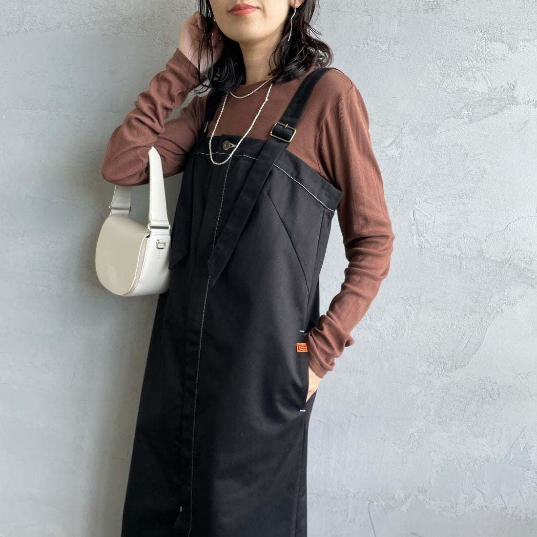 UNIVERSAL OVERALL [ユニバーサルオーバーオール] 別注 T/Cツイル ワークジャンパースカート [U2432710IN-JF] BLACK&&モデル身長：160cm 着用サイズ：F&&