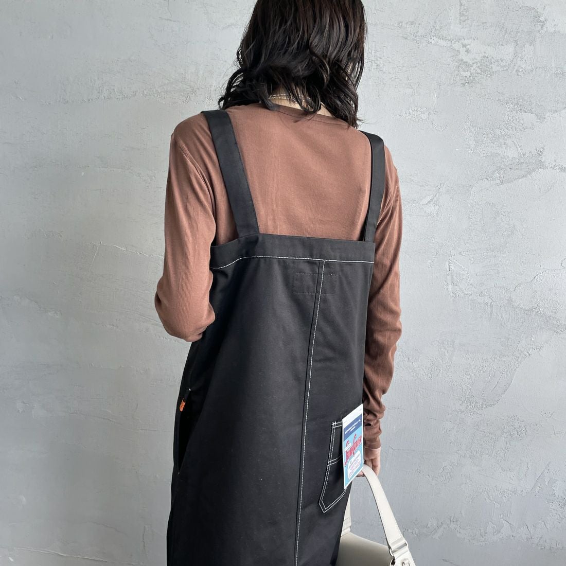 UNIVERSAL OVERALL [ユニバーサルオーバーオール] 別注 T/Cツイル ワークジャンパースカート [U2432710IN-JF] BLACK&&モデル身長：160cm 着用サイズ：F&&