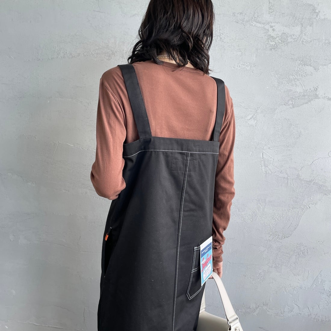 UNIVERSAL OVERALL [ユニバーサルオーバーオール] 別注 T/Cツイル ワークジャンパースカート [U2432710IN-JF] BLACK&&モデル身長：160cm 着用サイズ：F&&