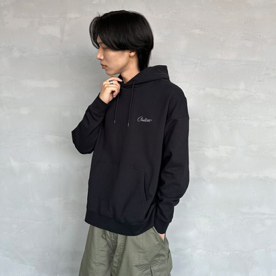 PENDLETON [ペンドルトン] 別注 ネイティブ柄 バックプリントフード刺繍スウェットパーカー [4475-7239-JF] BLACK &&モデル身長：179cm 着用サイズ：L&&