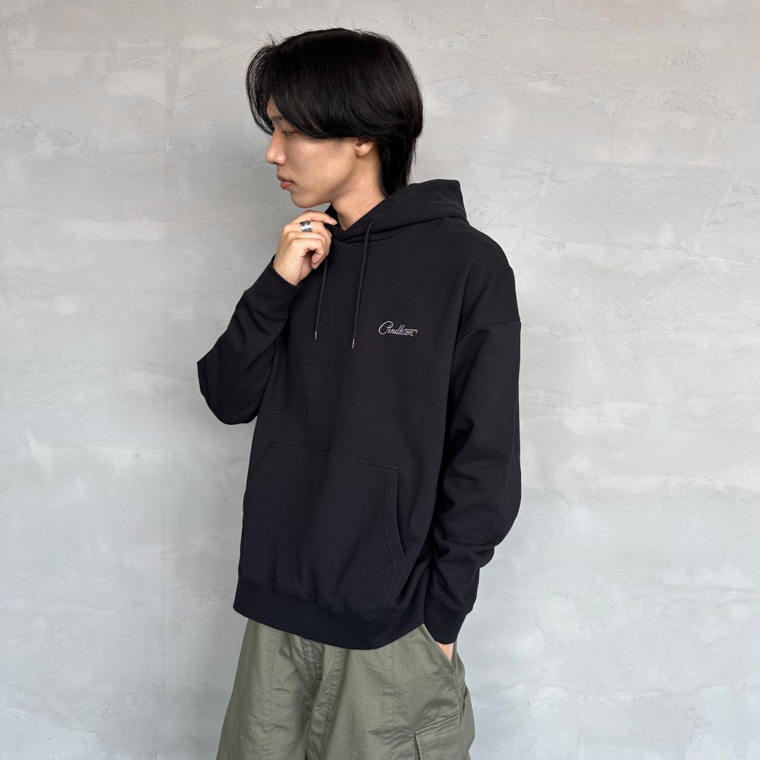 PENDLETON [ペンドルトン] 別注 ネイティブ柄 バックプリントフード刺繍スウェットパーカー [4475-7239-JF] BLACK &&モデル身長：179cm 着用サイズ：L&&