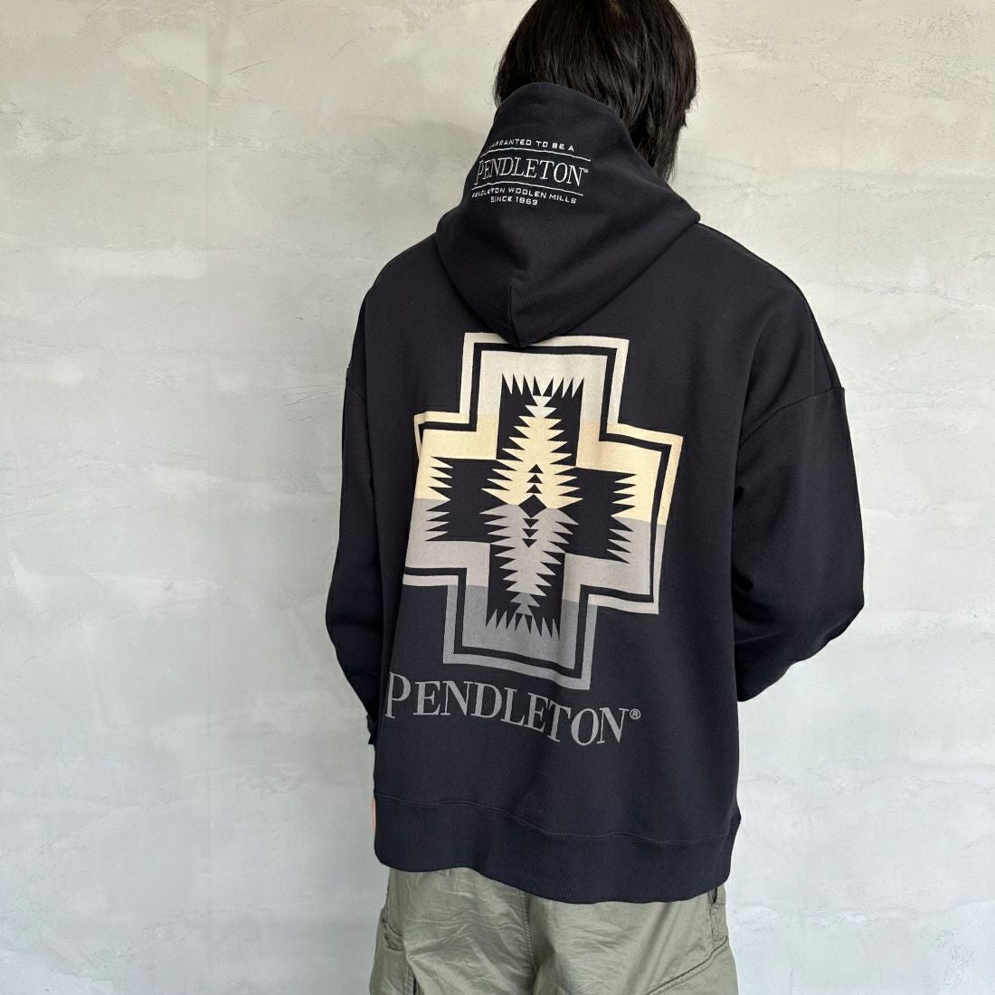 PENDLETON [ペンドルトン] 別注 ネイティブ柄 バックプリントフード刺繍スウェットパーカー [4475-7239-JF] BLACK &&モデル身長：179cm 着用サイズ：L&&