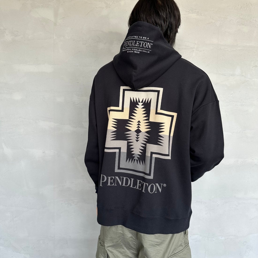 PENDLETON [ペンドルトン] 別注 ネイティブ柄 バックプリントフード刺繍スウェットパーカー [4475-7239-JF] BLACK &&モデル身長：179cm 着用サイズ：L&&